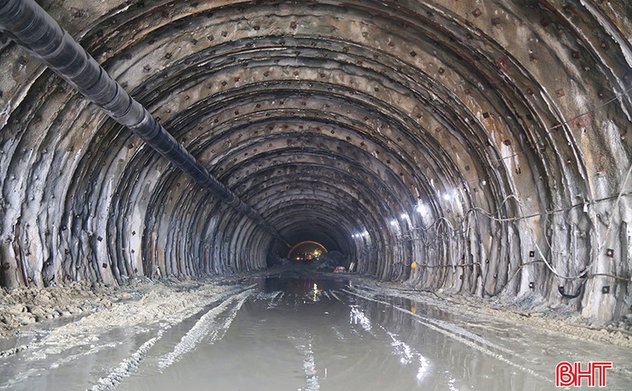 Khoan thông ống hầm xuyên núi duy nhất trên tuyến cao tốc qua Hà Tĩnh 