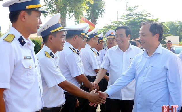 Bí thư Tỉnh ủy thăm, tặng quà cán bộ, chiến sỹ Vùng 3 Hải quân 