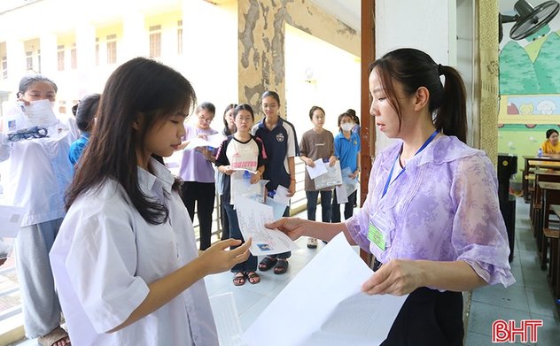 Hơn 300 thí sinh làm bài thi Ngữ văn và Toán vào lớp 10 chuyên Hà Tĩnh