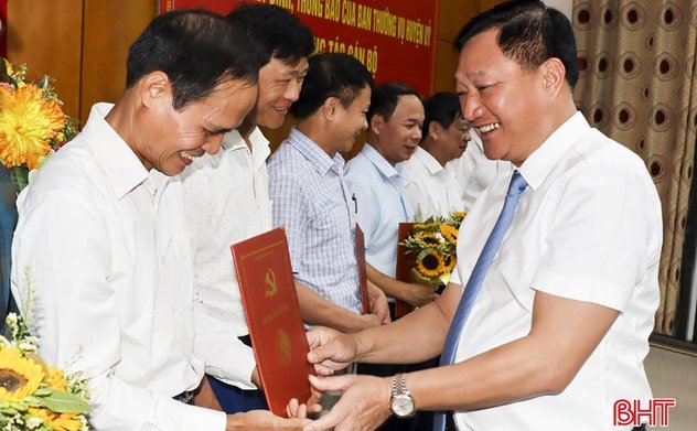 Đức Thọ công bố các quyết định luân chuyển, điều động, bổ nhiệm cán bộ