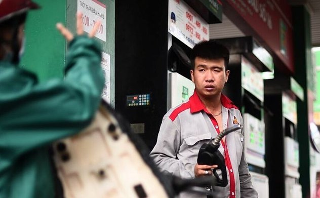 Giá xăng vượt 23.500 đồng một lít