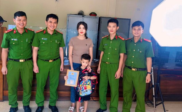 Trao thẻ Căn cước cho công dân đầu tiên dưới 14 tuổi trên địa bàn huyện Hương Khê 