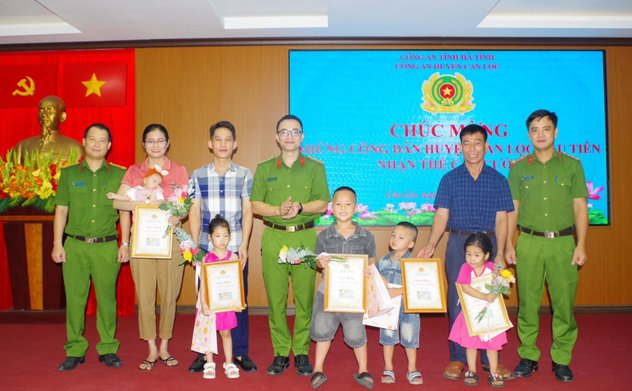 Những công dân “nhí” đầu tiên của huyện Can Lộc nhận thẻ Căn cước