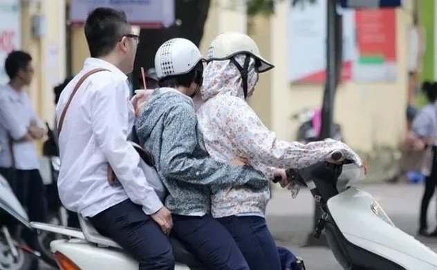 4 trường hợp được phép chở 2 người trên xe máy không bị phạt từ 1/1/2025