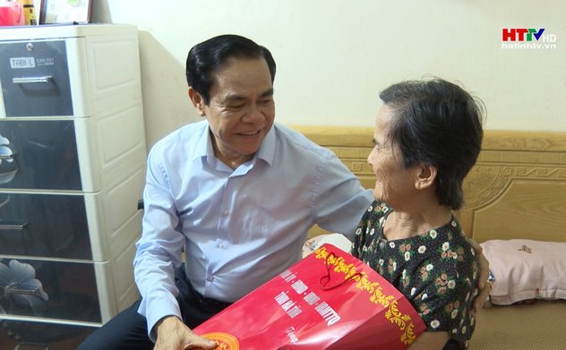 Chủ tịch UBND tỉnh tặng quà thương binh, bệnh binh, thân nhân liệt sỹ