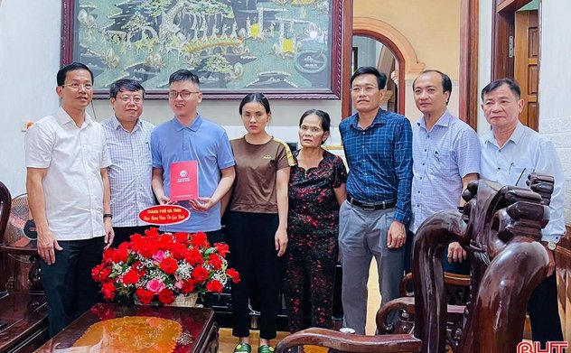 Bí thư Tỉnh ủy chúc mừng, động viên học sinh khiếm thị, hoàn cảnh khó khăn đậu đại học 