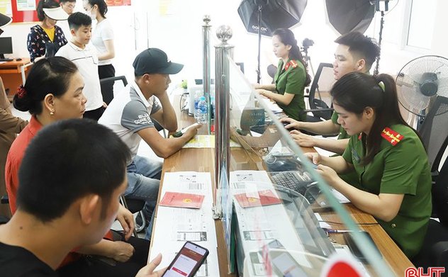 Cao điểm thực hiện Luật Căn cước ở Hà Tĩnh: “Làm hết việc chứ không hết giờ”