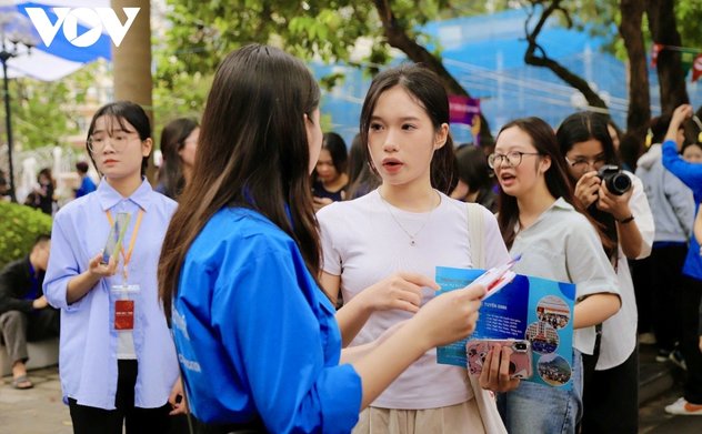 Vì sao điểm chuẩn ngành sư phạm, báo chí cao gần "kịch trần" 