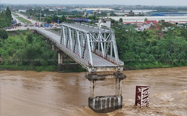 Sập cầu Phong Châu ở Phú Thọ