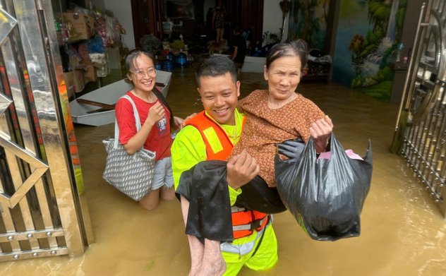Những hình ảnh đẹp của người chiến sĩ công an "vì dân phục vụ" trong bão lũ