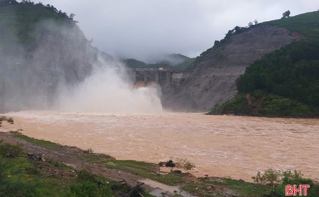 Điều tiết xả tràn 2 thủy điện lớn ở Hà Tĩnh 