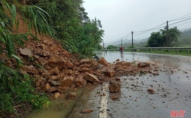 Tiếp tục cảnh báo sạt lở đất và biển động mạnh ở Hà Tĩnh