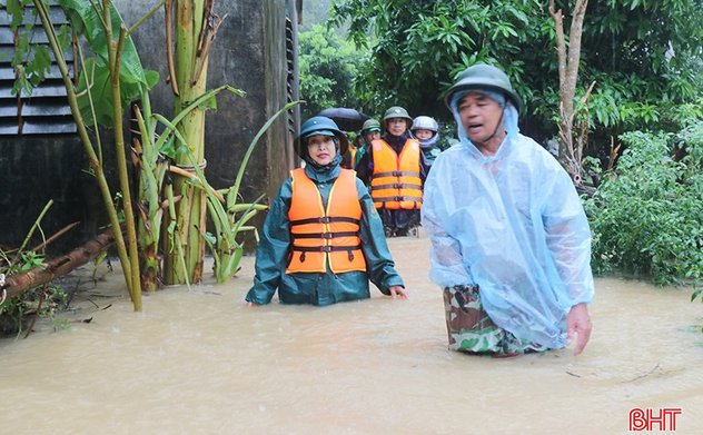 Nước sông Lam dâng cao, nhiều nhà dân ở Nghi Xuân bị ngập sâu