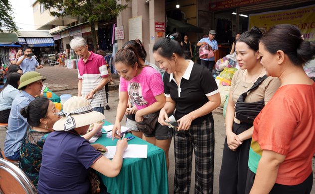 Tiểu thương chợ Hà Tĩnh gửi yêu thương đến đồng bào vũng lũ phía Bắc