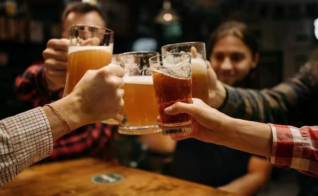 Uống 6 lon bia, mất bao lâu nồng độ cồn về 0? 