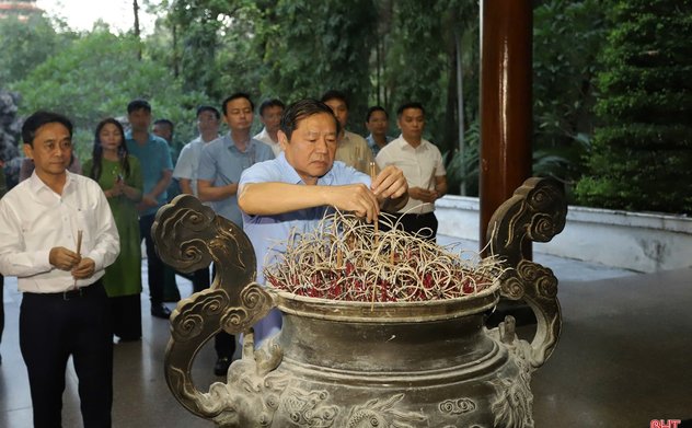 Đoàn công tác Ban Chỉ đạo 35 Trung ương dâng hương ở Ngã ba Đồng Lộc