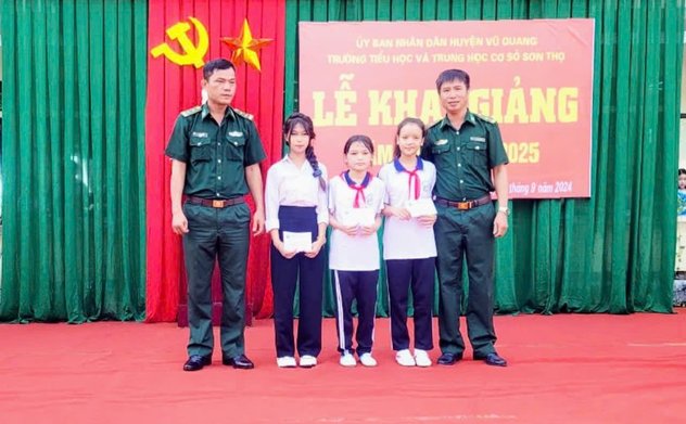 Đồn Biên phòng Hương Quang: Tặng quà cho học sinh chương trình "Nâng bước em đến trường"