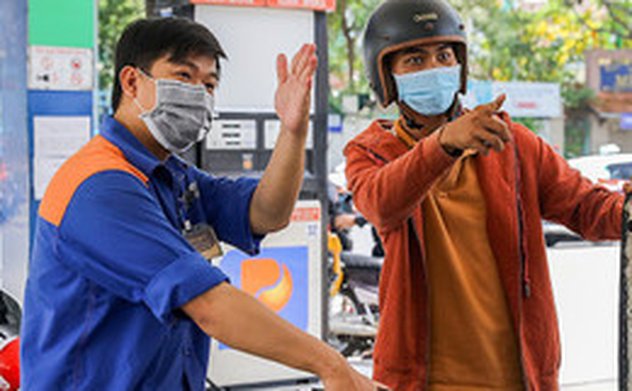 Giá xăng giảm, dầu tăng