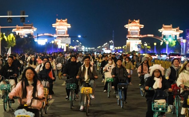 100.000 sinh viên rủ nhau đạp xe 50 km đi ăn đêm