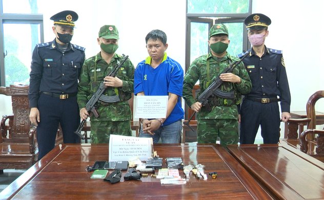Khởi tố vụ án vận chuyển ma túy, súng quân dụng qua biên giới