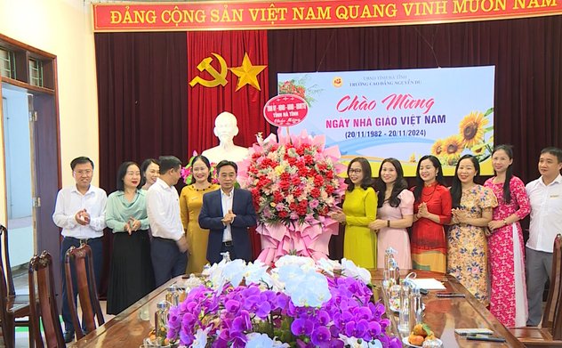 Phó Bí thư Thường trực Tỉnh ủy chúc mừng ngày 20/11