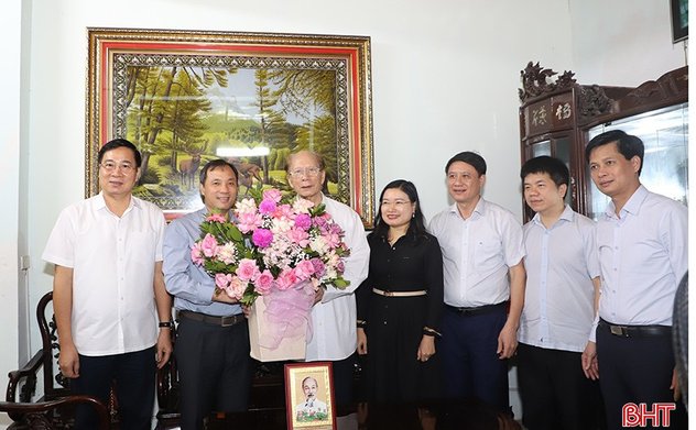 Bí thư Tỉnh ủy chúc mừng các Nhà giáo Nhân dân