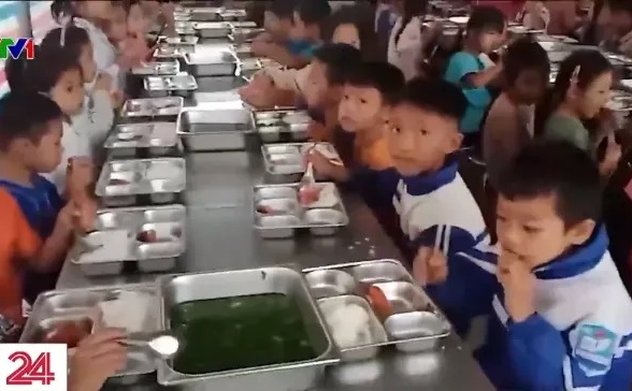 Vụ bữa ăn bán trú vùng cao không đảm bảo: Hiệu trưởng viết đơn xin từ chức 