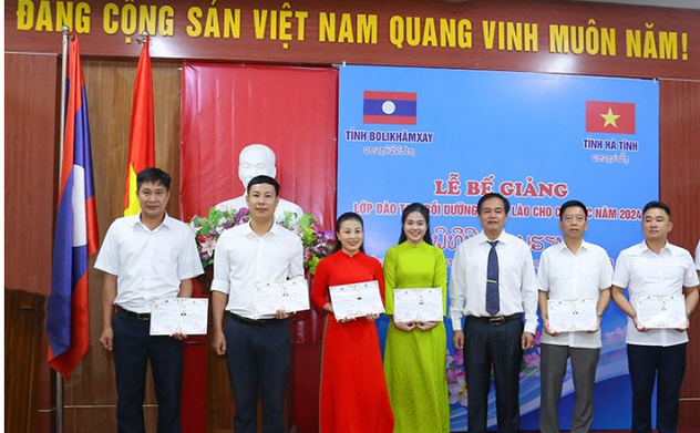Hà Tĩnh: 15 cán bộ, viên chức được cấp chứng chỉ đào tạo tiếng Lào