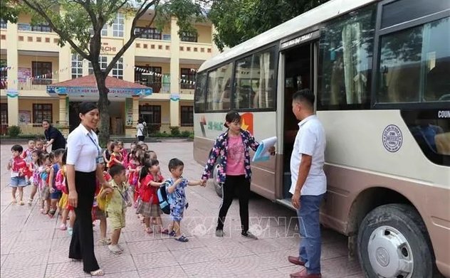 Từ 1/1/2025, xe ô tô kinh doanh chở trẻ em mầm non, học sinh phải sơn màu vàng đậm