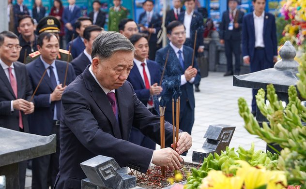 Tổng Bí thư Tô Lâm dâng hương tại các địa chỉ đỏ ở Hà Tĩnh 