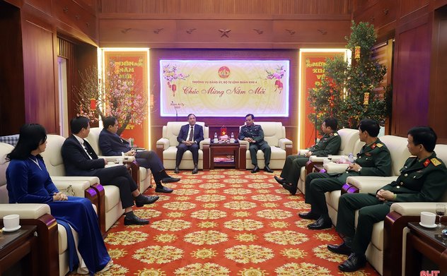 Đoàn công tác tỉnh Hà Tĩnh chúc Tết Bộ Tư lệnh Quân khu 4 