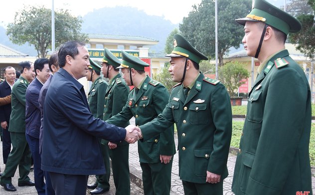 Bí thư Tỉnh ủy kiểm tra công tác sẵn sàng chiến đấu và chúc Tết tại Hương Khê 