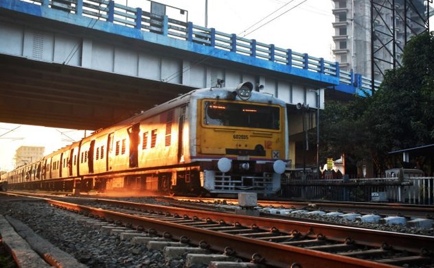 Nhảy xuống đường ray vì nghe đồn tàu cháy, 11 người bị cán chết 