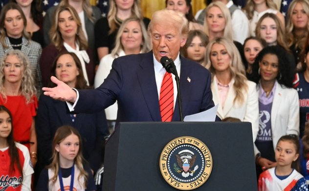 Ông Trump cấm người chuyển giới tham gia thể thao nữ