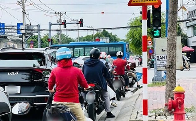 Dừng đèn đỏ chắn lối rẽ phải: Có thể bị phạt 22 triệu đồng, trừ 10 điểm GPLX