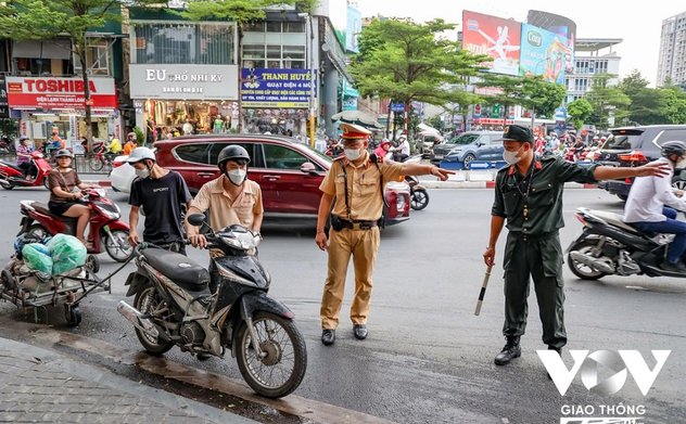 Xe máy lắp 1 gương có bị phạt không?