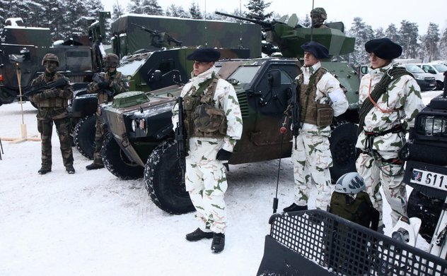 NATO đứng ngồi không yên khi Mỹ đổi lập trường về Nga