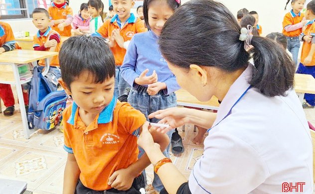 Hà Tĩnh hoàn thành chiến dịch tiêm vắc-xin phòng sởi cho trẻ em 