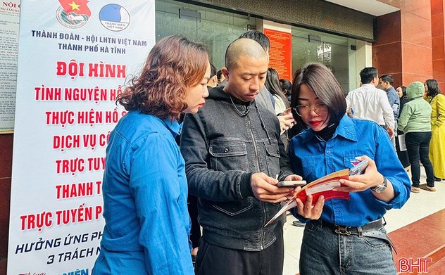 Tuổi trẻ Hà Tĩnh hưởng ứng thứ 7 tình nguyện giải quyết thủ tục hành chính cho Nhân dân