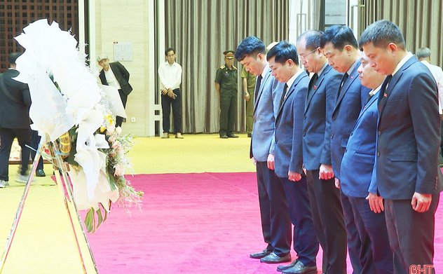 Lãnh đạo tỉnh Hà Tĩnh viếng nguyên Chủ tịch Đảng NDCM Lào Khamtay Siphandone