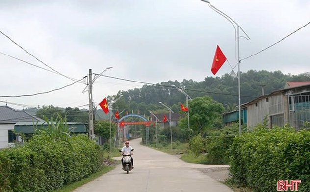 Xã hội hóa xây dựng hơn 1,4 km đường điện thắp sáng làng quê