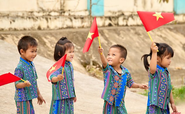 Trẻ em dân tộc Chứt rạng ngời với lá cờ Tổ quốc