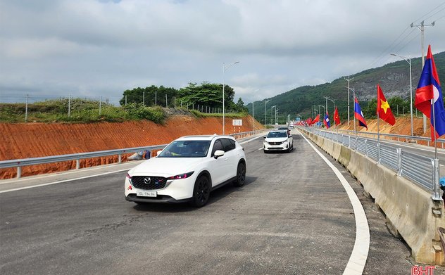 Người dân phấn khởi lưu thông trên cao tốc qua Hà Tĩnh