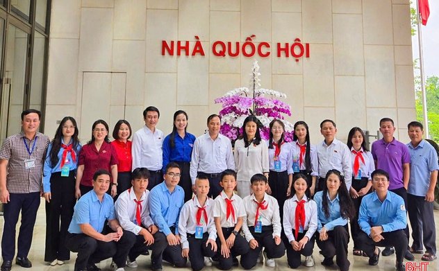 Đoàn đại biểu Hà Tĩnh dự Đại hội Cháu ngoan Bác Hồ thăm Tòa nhà Quốc hội 