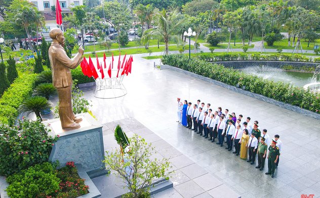 Lãnh đạo tỉnh dâng hương tưởng niệm 135 năm Ngày sinh Chủ tịch Hồ Chí Minh