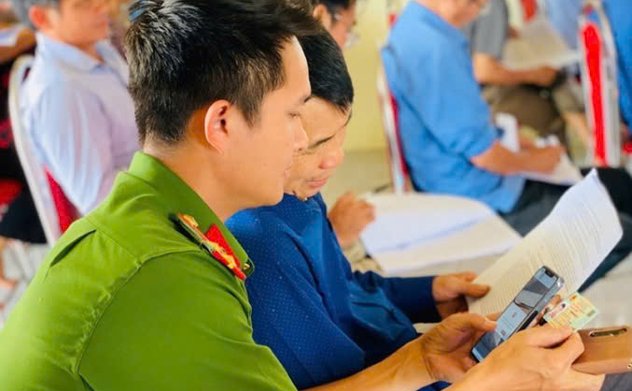 Hà Tĩnh: Công an hướng dẫn người dân sử dụng tiện ích lấy ý kiến sửa đổi Hiến pháp trên VNelD