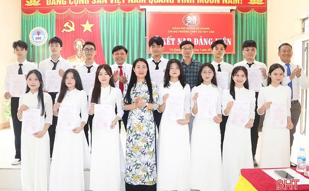 13 học sinh ưu tú ở Vũ Quang được kết nạp Đảng