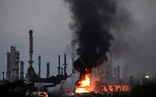 Iran sẵn sàng đáp trả Mỹ, ông Trump yêu cầu “đầu hàng vô điều kiện”