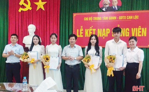 67 học sinh ưu tú ở Can Lộc vinh dự đứng vào hàng ngũ của Đảng