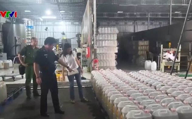 Kinh hoàng: Hàng chục nghìn tấn dầu dùng cho thức ăn chăn nuôi biến thành... dầu ăn cho người